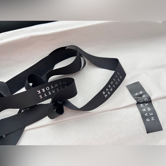 Barney’s New York Gift Box Medium Black. 14 x 9.5 x 2”. With Tissue And Ribbon. - Picture 9 of 9